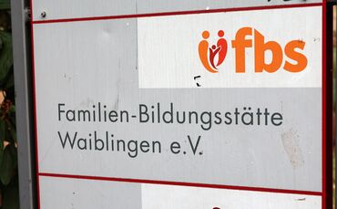 Die Familienbildungsstätte hat ihren Sitz im Familienzentrum Karo - der alten Karolingerschule.