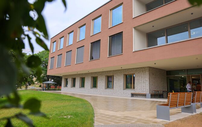 Der Klinik-Neubau im Schlosspark ist fertig: Haus M wird in den kommenden Monaten schrittweise in Betrieb genommen.