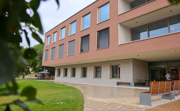 Der Klinik-Neubau im Schlosspark ist fertig: Haus M wird in den kommenden Monaten schrittweise in Betrieb genommen.