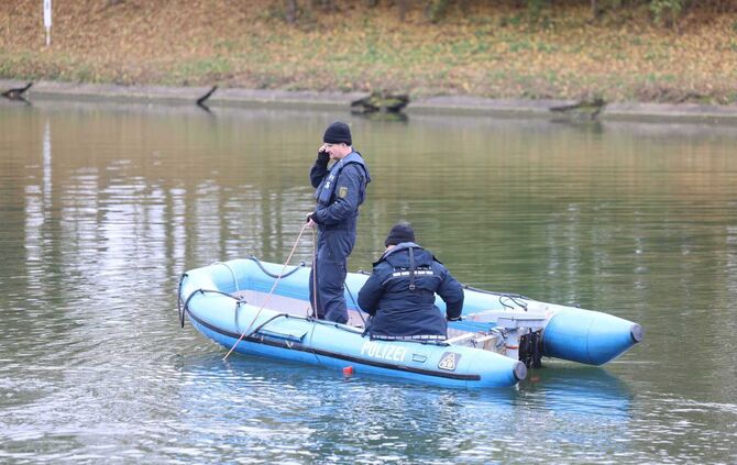 Nach dem Leichenfund suchten Polizisten im Herbst 2024 im Neckar bei Fellbach-Oeffingen nach Beweismitteln.