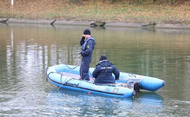 Nach dem Leichenfund suchten Polizisten im Herbst 2024 im Neckar bei Fellbach-Oeffingen nach Beweismitteln.