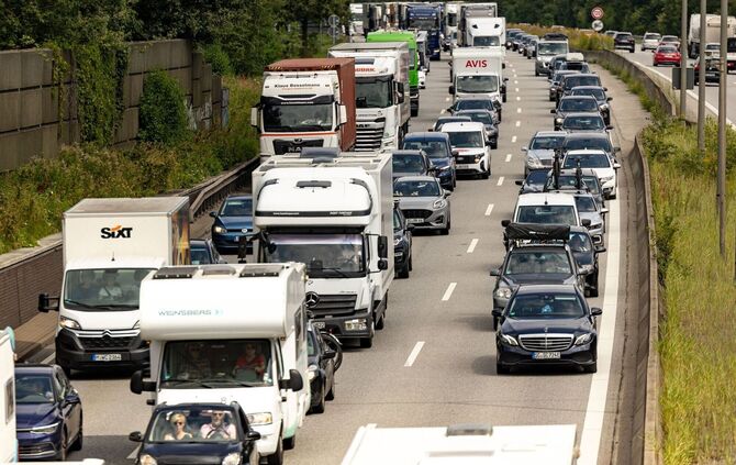 Ferienzeit in Deutschland: Staus auf Autobahnen