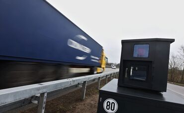 Auf dem B14-Parkplatz „Korber Kopf" steht einer der beiden Enforcement Trailer des Rems-Murr-Kreises des Öfteren.
