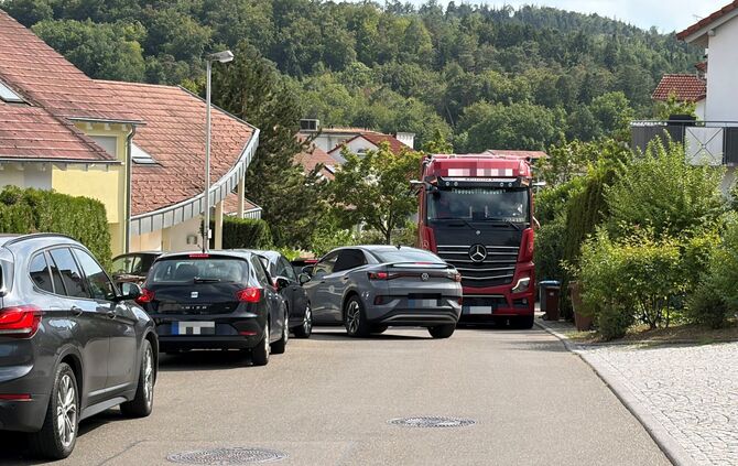 Ein Lkw legt den Verkehr im Waiblinger Berg lahm. Fahrer der entgegenkommende Fahrzeuge versuchen verzweifelft, am Fahrbahnrand