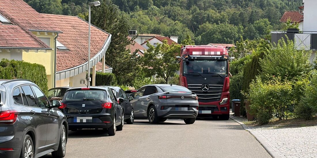 Ein Lkw legt den Verkehr im Waiblinger Berg lahm. Fahrer der entgegenkommende Fahrzeuge versuchen verzweifelft, am Fahrbahnrand