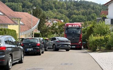 Ein Lkw legt den Verkehr im Waiblinger Berg lahm. Fahrer der entgegenkommende Fahrzeuge versuchen verzweifelft, am Fahrbahnrand 