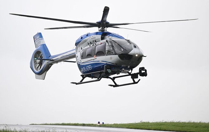 Ein Polizeihubschrauber suchte ebenfalls nach dem Fahrzeug. (Symbolbild)