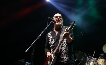 Andy Powell, Sänger von Wishbone Ash auf der Zeltspektakel-Bühne.