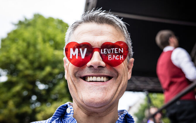 Bürgermeister Jürgen Kiesl mit der Party-Brille des Musikvereins.
