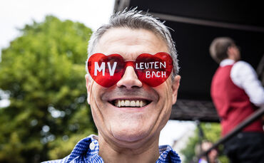 Bürgermeister Jürgen Kiesl mit der Party-Brille des Musikvereins.