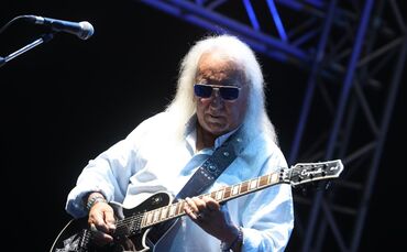 Gitarrist Mick Box auf der Zeltspektakelbühne. Er ist mit 79 Jahren das einzige verbliebene Gründungsmitglied von Uriah Heep.