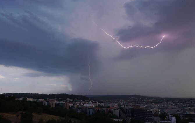 Vereinzelte Schauer und Gewitter bleiben dem Südwesten auch in den nächsten Tag erhalten.