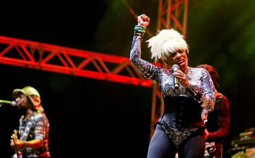 Die US-amerikanische Band "Mothers Finest" beim Winterbacher Zeltspektakel.
