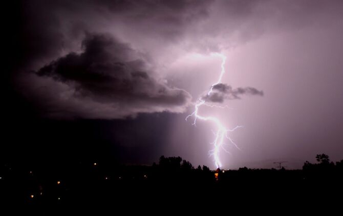 Ein Gewitter zieht über Stuttgart auf. (Symbolbild)