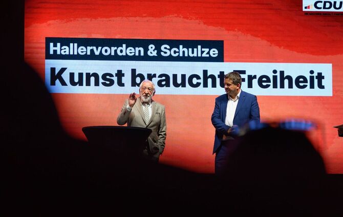 Hallervorden und Schulze unterhalten sich in Halle