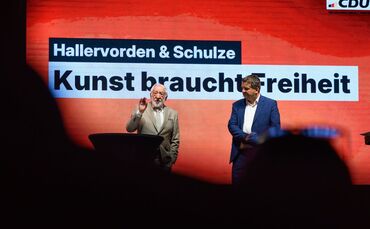 Hallervorden und Schulze unterhalten sich in Halle