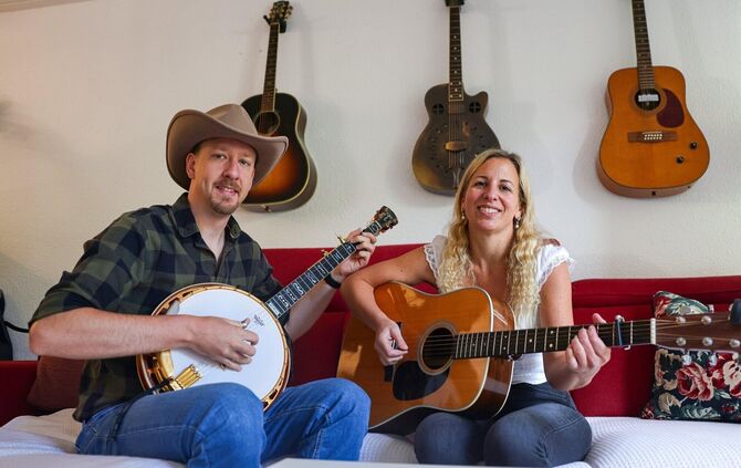 Country ist ein Lebensgefühl für Katharina Thomae und Alexander Mundl: "Cath & Lex" in ihrem Wohnzimmer.