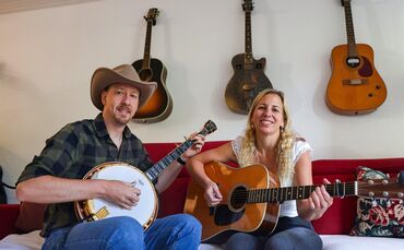 Country ist ein Lebensgefühl für Katharina Thomae und Alexander Mundl: "Cath & Lex" in ihrem Wohnzimmer.
