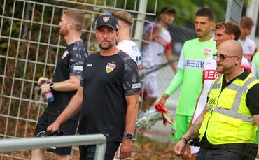 Sebastian Hoeneß und der VfB treffen am Samstag auf den französischen Erstligisten Paris FC.