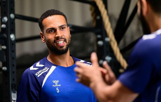 Philipp Ahouansou, hier im Trainingslager im Austausch mit Amine Darmoul, hat Großes vor beim und mit dem TVB Stuttgart.