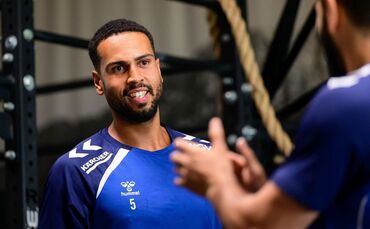 Philipp Ahouansou, hier im Trainingslager im Austausch mit Amine Darmoul, hat Großes vor beim und mit dem TVB Stuttgart.
