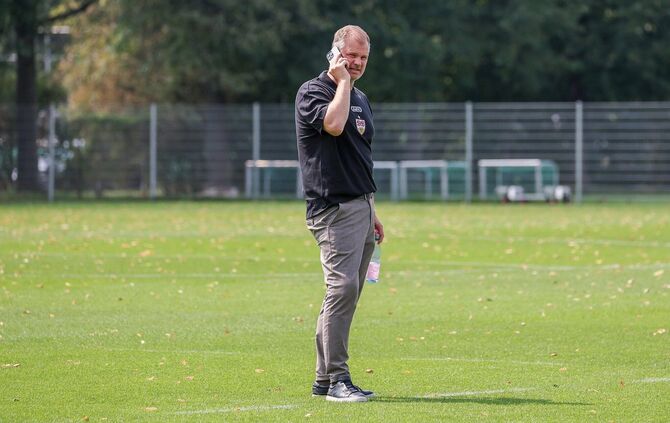 Sportvorstand Fabian Wohlgemuth telefoniert am Rande des VfB-Testspiels gegn Paris.
