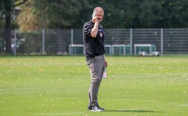 Sportvorstand Fabian Wohlgemuth telefoniert am Rande des VfB-Testspiels gegen Paris.