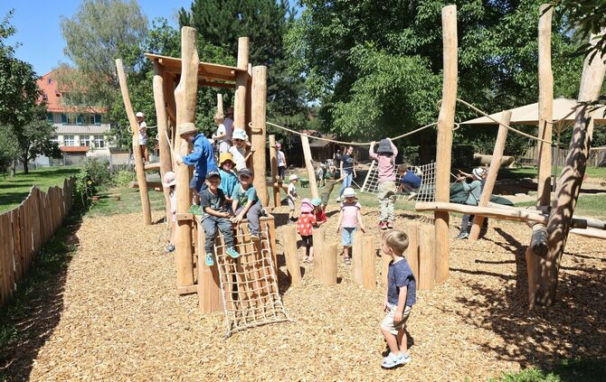 Der Waldorfkindergarten in Aichstrut hat seinen Außenbereich deutlich verbessert. Neues Klettergerüst am Spielplatz