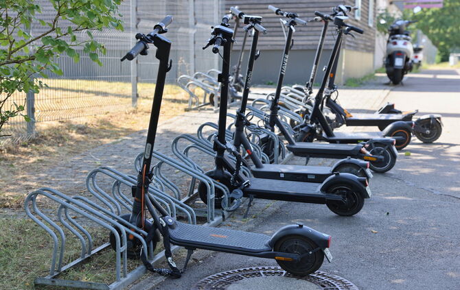 Beim SG Cube beim Weinstadt-Stadion stellen während der Schulzeit viele Schüler gerne ihre E-Scooter ab.