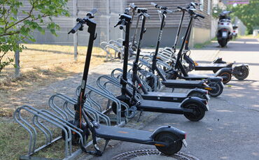 Beim SG Cube beim Weinstadt-Stadion stellen während der Schulzeit viele Schüler gerne ihre E-Scooter ab.