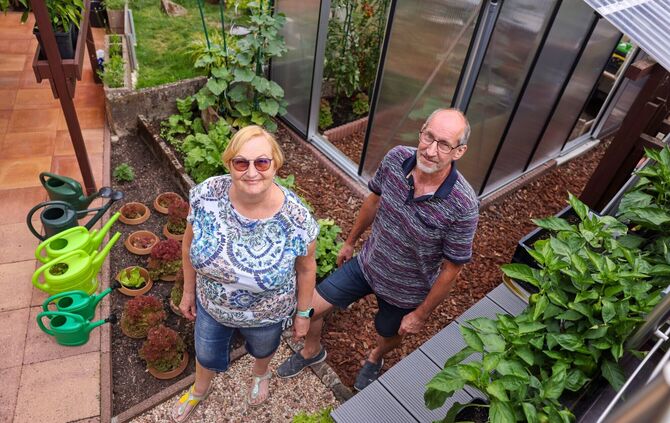 Sigrid (l.) und Joachim Pressel (r.) haben in ihrem Garten ein Kleinod geschaffen. Sie bauen richtig viel Gemüse an, einen blühe