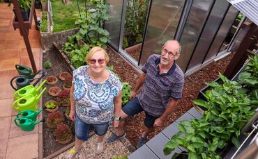 Sigrid (l.) und Joachim Pressel (r.) haben in ihrem Garten ein Kleinod geschaffen. Sie bauen richtig viel Gemüse an, einen blühe
