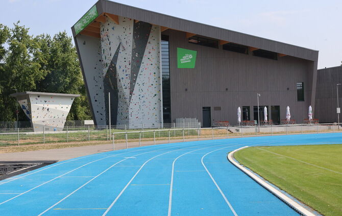 Das DAV-Alpinzentrume im Sportpark Rems mit 1400 Quadratmeter Kletter- und Boulderfläche und einen öffentlichen Bistro mit Bierg