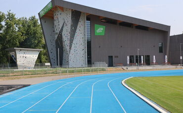 Das DAV-Alpinzentrume im Sportpark Rems mit 1400 Quadratmeter Kletter- und Boulderfläche und einen öffentlichen Bistro mit Bierg