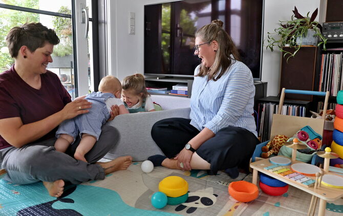 Ein großer Wunsch von Julia und Anna Lobitz (von links) ist, dass ihre Kinder selbstbewusst sagen können: "Ich habe eben zwei Mü