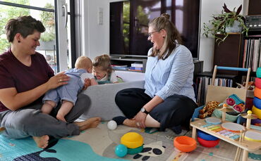 Ein großer Wunsch von Julia und Anna Lobitz (von links) ist, dass ihre Kinder selbstbewusst sagen können: "Ich habe eben zwei Mü
