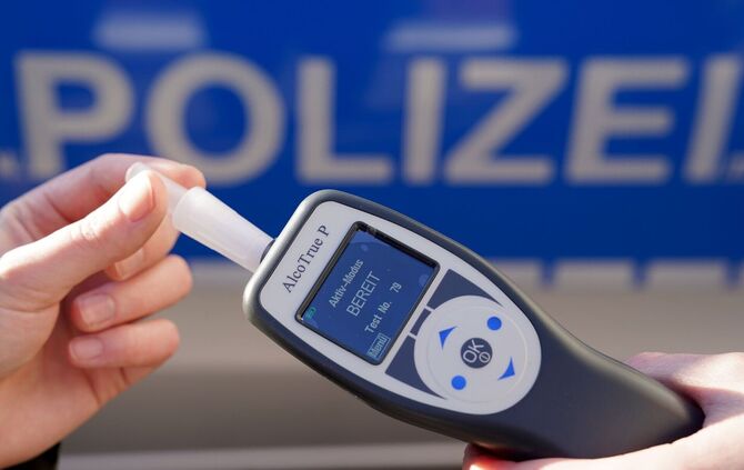 Der Mann war mit mehr als zwei Promille betrunken unterwegs. (Symbolbild)
