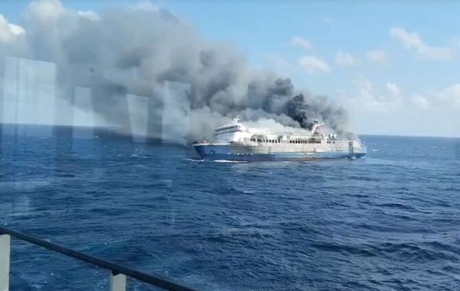 Feuer auf Passagierschiff in Indonesien