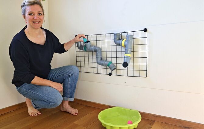 Anika Hempel hat zahlreiche Spieltipps, die zum Teil zugleich Bastelspaß für ältere Kinder bieten. So wie diese Mini-Murmelbahn,