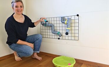 Anika Hempel hat zahlreiche Spieltipps, die zum Teil zugleich Bastelspaß für ältere Kinder bieten. So wie diese Mini-Murmelbahn,