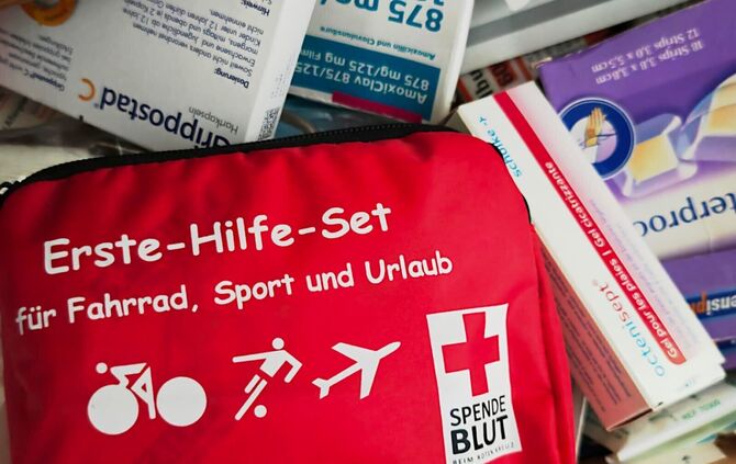 Bevor es in den Urlaub geht: Reiseapotheke checken.