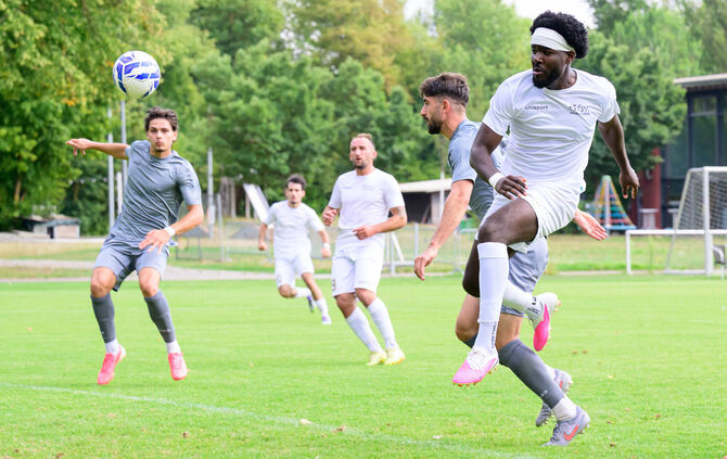 Mardoche Siku Mourera (in Weiß) hatte im Sturm des FSV Waiblingen alleine ein halbes Dutzend an Torchancen.
