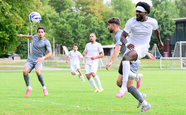 Mardoche Siku Mourera (in Weiß) hatte im Sturm des FSV Waiblingen alleine ein halbes Dutzend an Torchancen.