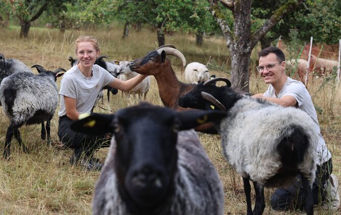 Katharina und Max Reinhard kümmern sich ehrenamtlich um gerettete Tiere.