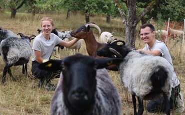 Katharina und Max Reinhard kümmern sich ehrenamtlich um gerettete Tiere.