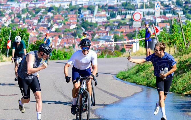 Der erste Anstieg ist geschafft: Der Gravelbiker Dennis Weis hat seine Fans dabei.