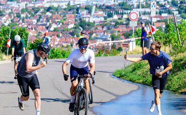Der erste Anstieg ist geschafft: Der Gravelbiker Dennis Weis hat seine Fans dabei.