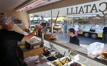 Züleyha Pekesen aus Waiblingen-Beinstein verkauft an ihrem Stand mediterrane Spezialitäten.