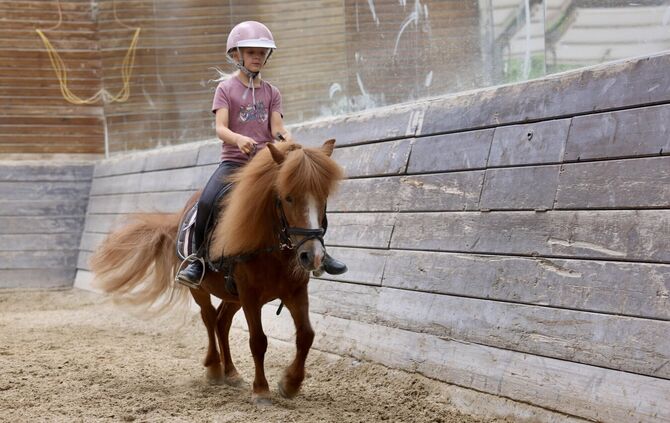 Mariella ist eines von vielen Kindern, das regelmäßig das Reiten im Waiblinger Verein übt.