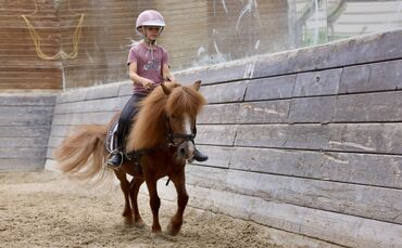 Mariella ist eines von vielen Kindern, das regelmäßig das Reiten im Waiblinger Verein übt.